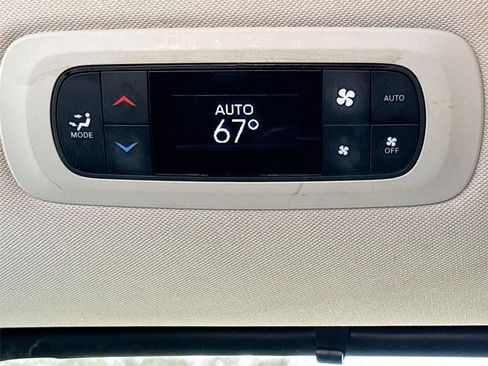 Used 2023 Chrysler Pacifica Touring-L FWD image 25
