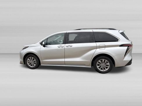 Used 2025 Toyota Sienna XLE FWD image 9