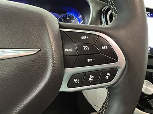 Used 2024 Chrysler Pacifica Touring-L FWD image 16