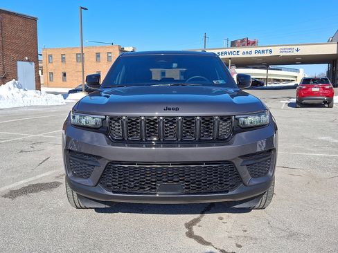 Used 2023 Jeep Grand Cherokee Altitude image 2