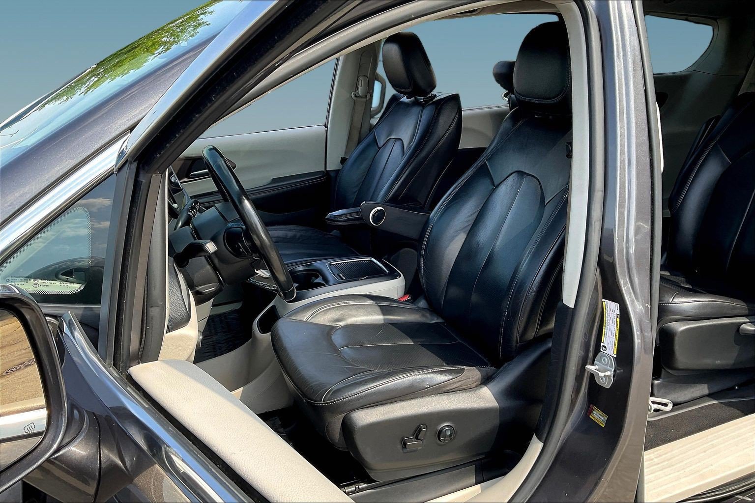 Used 2021 Chrysler Pacifica Touring-L FWD image 21