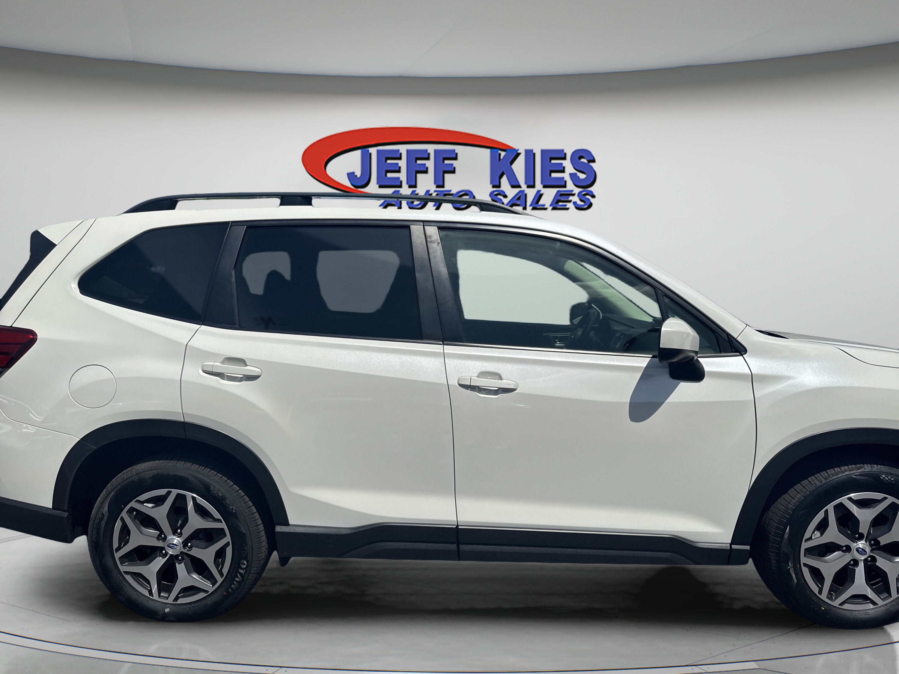 Used 2019 Subaru Forester Premium AWD/4WD image 4
