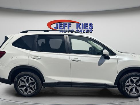 Used 2019 Subaru Forester Premium AWD/4WD image 4