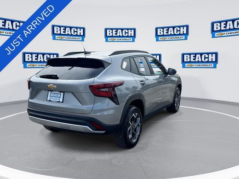 Used 2025 Chevrolet Trax LT w/ LT Convenience Package FWD image 8