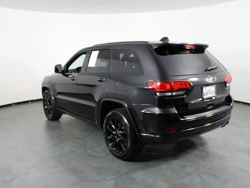 Used 2018 Jeep Grand Cherokee Altitude RWD image 3