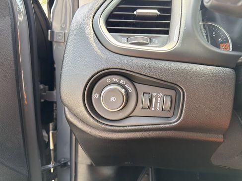 Used 2022 Jeep Renegade Latitude w/ Convenience Group AWD/4WD image 16