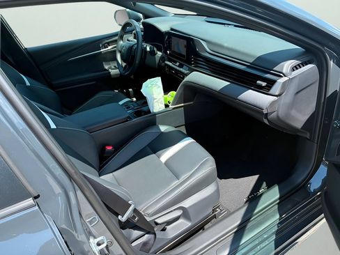Used 2025 Toyota Camry SE FWD image 10