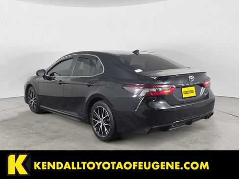 Used 2022 Toyota Camry SE w/ Cold Weather Package FWD image 3