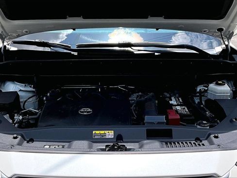 Used 2020 Toyota Highlander XLE FWD image 31