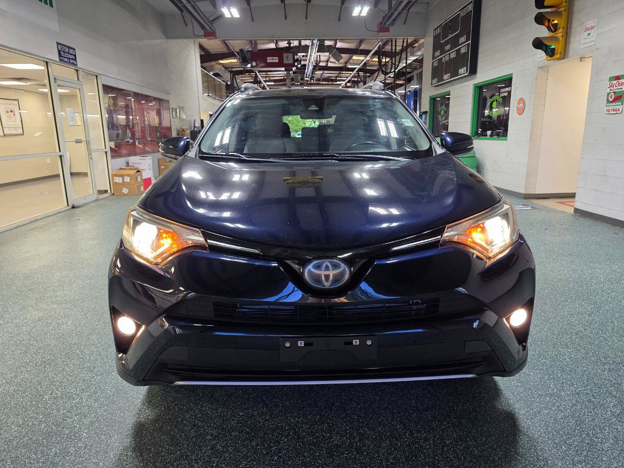 Used 2018 Toyota RAV4 XLE AWD/4WD image 3