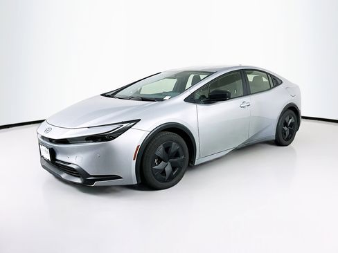 Used 2024 Toyota Prius LE image 3