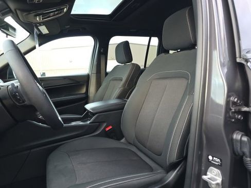 Used 2025 Jeep Grand Cherokee Laredo X AWD/4WD image 15