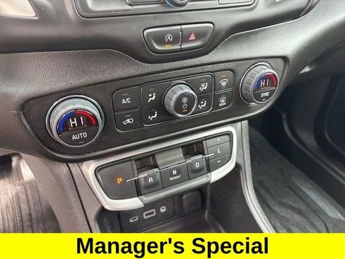 Used 2024 GMC Terrain SLE w/ Driver Convenience Package FWD image 24