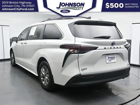 Used 2024 Toyota Sienna XLE FWD image 8