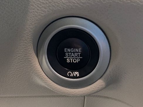 Used 2018 Chrysler Pacifica Touring-L Plus image 16