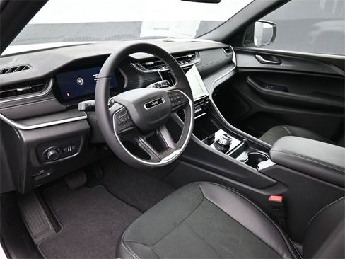 New 2025 Jeep Grand Cherokee Laredo image 12