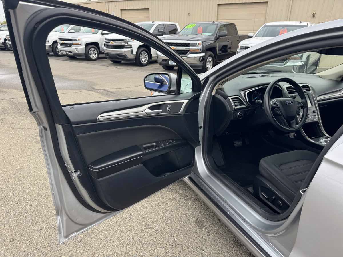 Used 2020 Ford Fusion SE FWD image 22