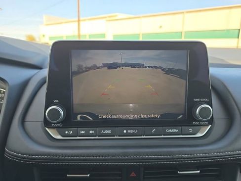 Used 2025 Nissan Rogue SV FWD image 9