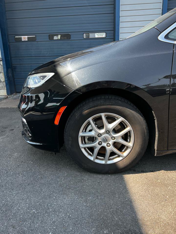 Used 2023 Chrysler Pacifica Touring-L FWD image 2