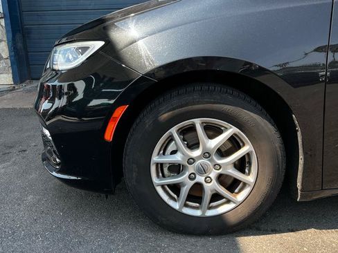 Used 2023 Chrysler Pacifica Touring-L FWD image 2