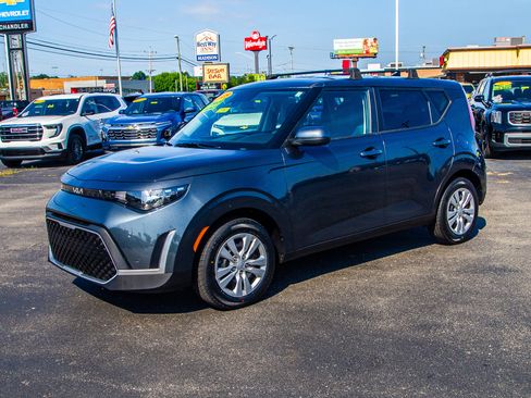 Used 2025 Kia Soul LX FWD image 3