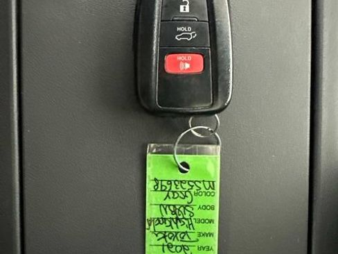 Used 2021 Toyota Highlander XLE AWD/4WD image 32