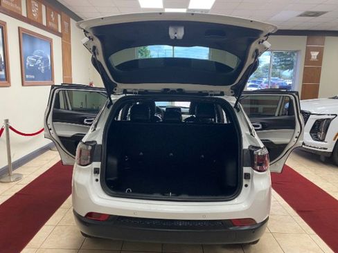 Used 2025 Jeep Compass Limited AWD/4WD image 16