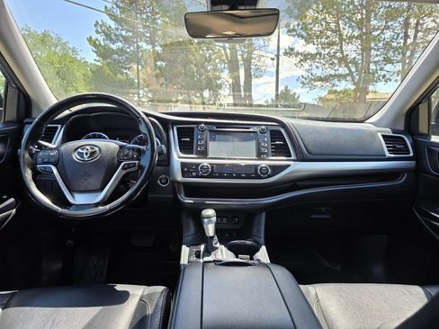 Used 2018 Toyota Highlander XLE AWD/4WD image 25