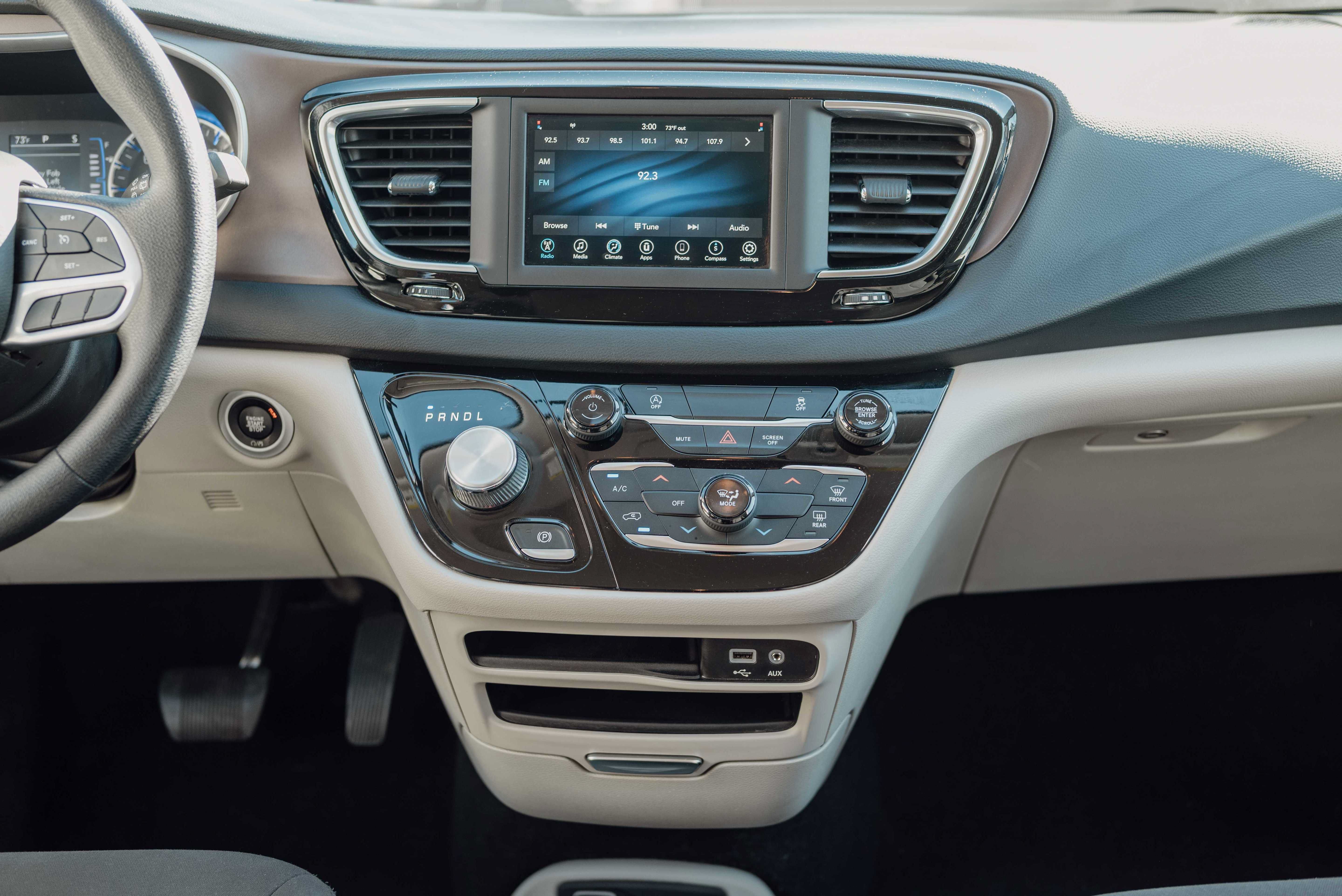 Used 2022 Chrysler Voyager LX FWD image 7