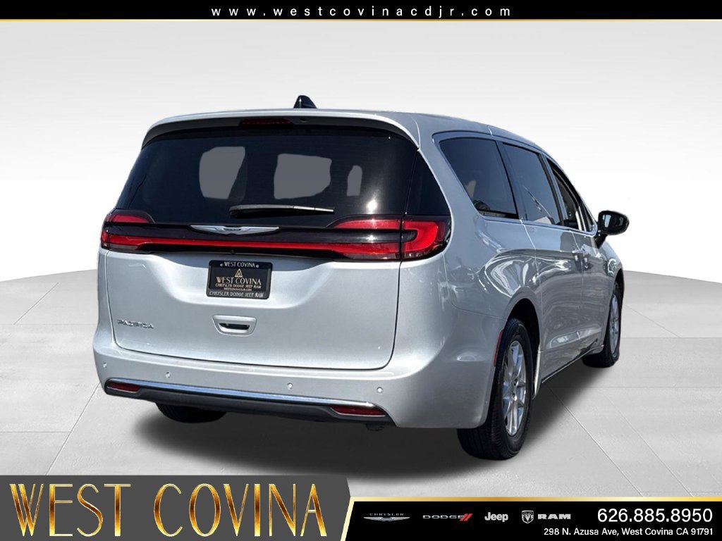 Used 2024 Chrysler Pacifica Touring-L FWD image 10