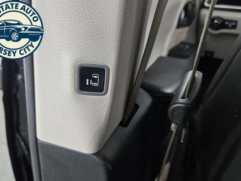 Used 2024 Chrysler Pacifica Limited FWD image 37