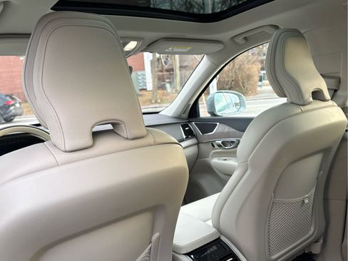 Used 2024 Volvo XC90 B6 Plus w/ Protection Package Premier image 19