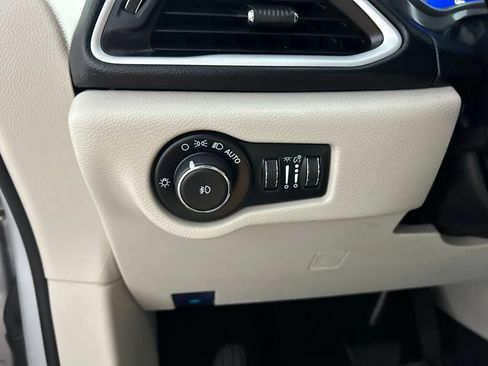 Used 2024 Chrysler Pacifica Touring-L FWD image 30