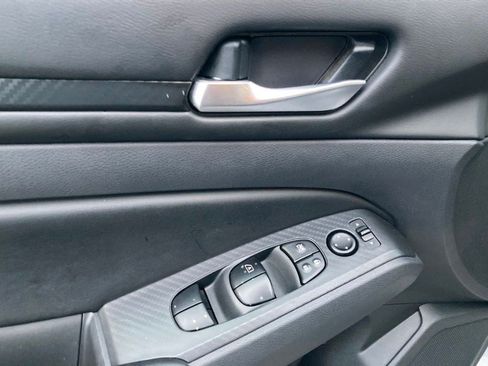Used 2025 Nissan Altima 2.5 SV FWD image 12