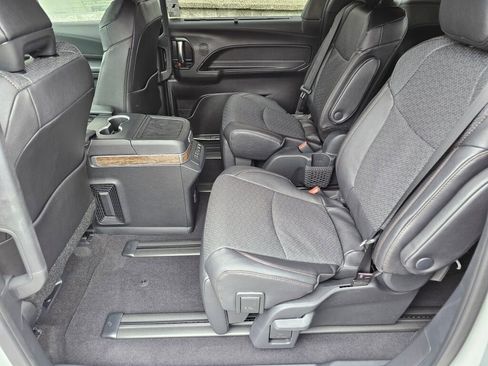 New 2025 Toyota Sienna Platinum image 8