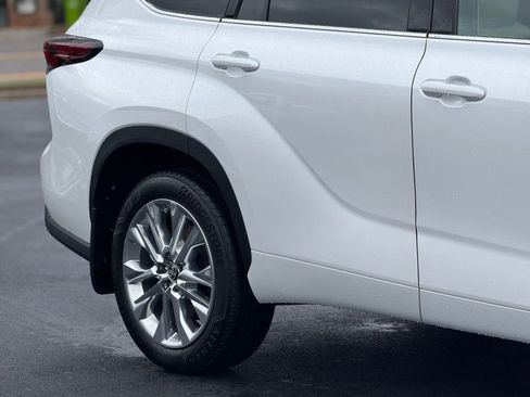 Used 2024 Toyota Highlander Limited image 11