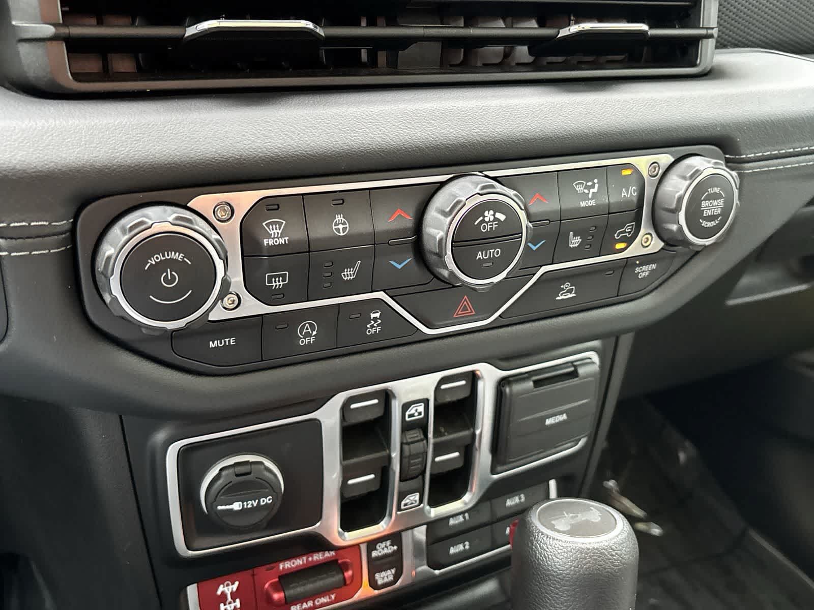 Used 2024 Jeep Wrangler Unlimited Rubicon w/ Technology Group AWD/4WD image 26