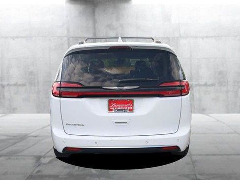 Used 2022 Chrysler Pacifica Touring-L FWD image 6