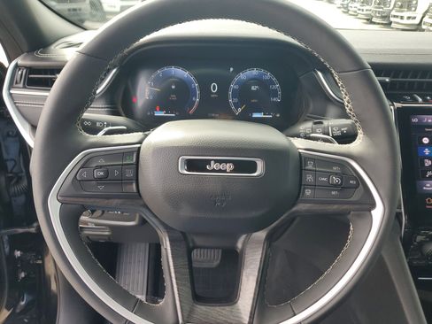 Used 2024 Jeep Grand Cherokee Limited w/ Black Appearance Package image 21