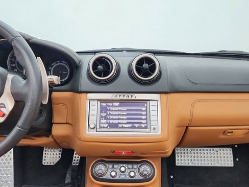 Used 2014 Ferrari California image 24