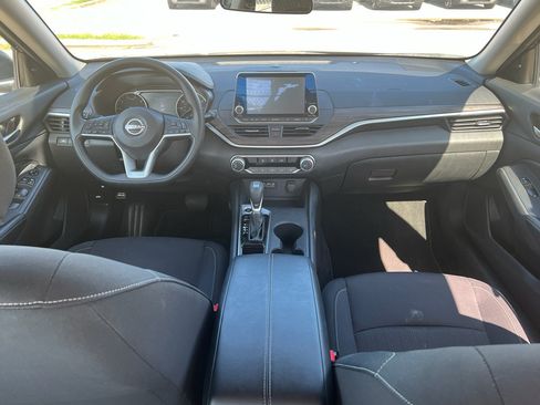 Used 2025 Nissan Altima 2.5 SV FWD image 11