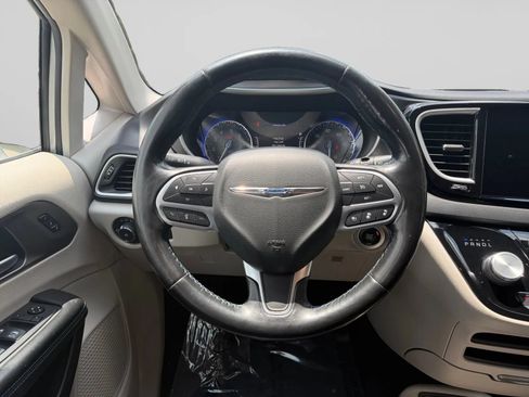Used 2021 Chrysler Pacifica Touring-L FWD image 20