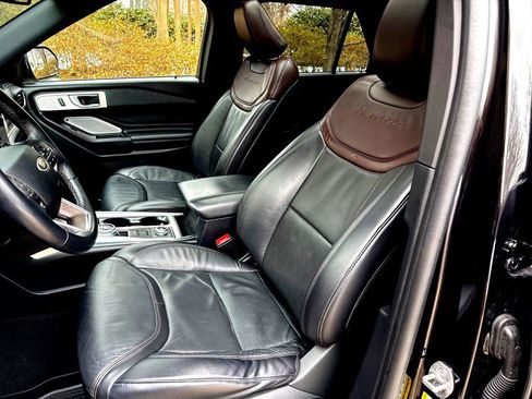 Used 2020 Ford Explorer Platinum w/ Premium Technology Package image 16