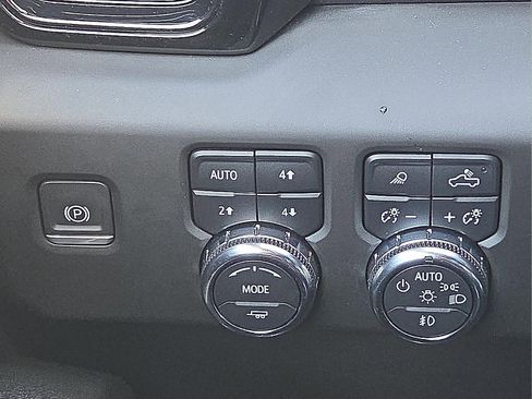 Used 2023 GMC Sierra 1500 AT4 w/ Technology Package AWD/4WD image 22