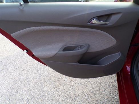 Used 2017 Chevrolet Cruze LT image 18