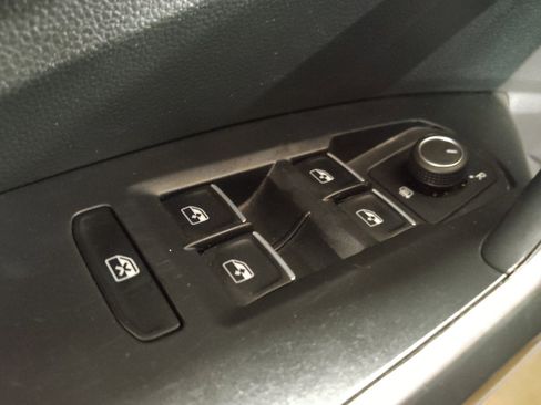 Used 2025 Volkswagen Jetta SE FWD image 27