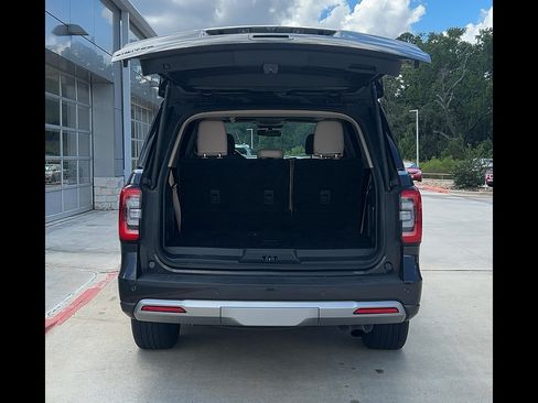Used 2024 Ford Expedition Limited AWD/4WD image 3