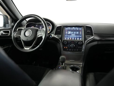 Used 2018 Jeep Grand Cherokee Altitude AWD/4WD image 9