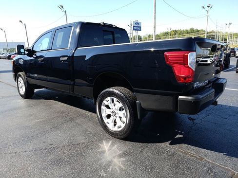 Used 2024 Nissan Titan SV w/ SV Convenience Package image 3