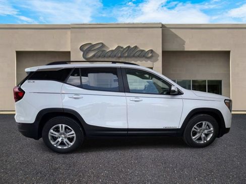 Used 2022 GMC Terrain SLE w/ Driver Convenience Package FWD image 2